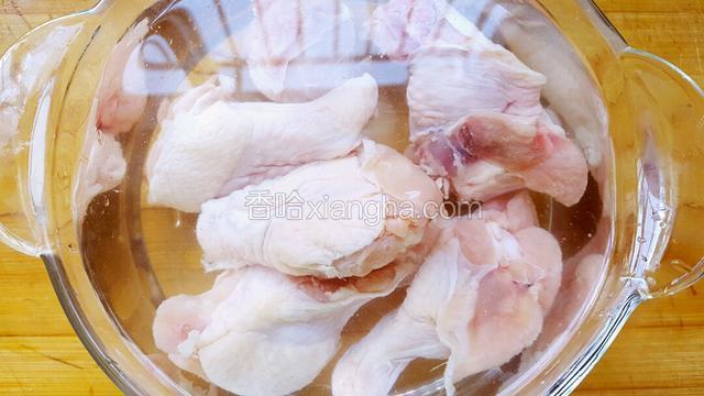 翅根冲洗干净泡一会，中途换水！去去血水！