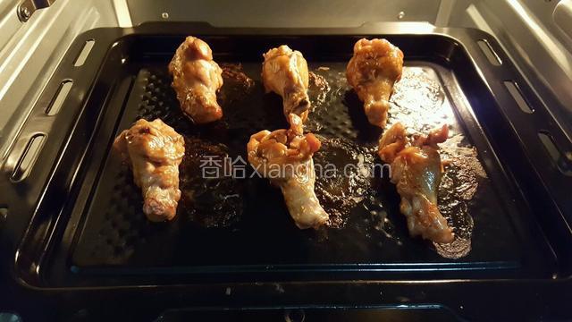 10分钟后把翅根涂上一层耗油，反转一下继续烤制10分钟！