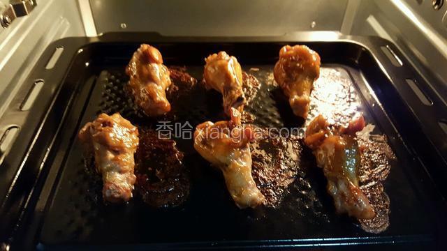到点后，把调好的蜂蜜均匀的涂在翅根上面！不要涂太多容易糊的！烤制5分钟即可装盘喽！