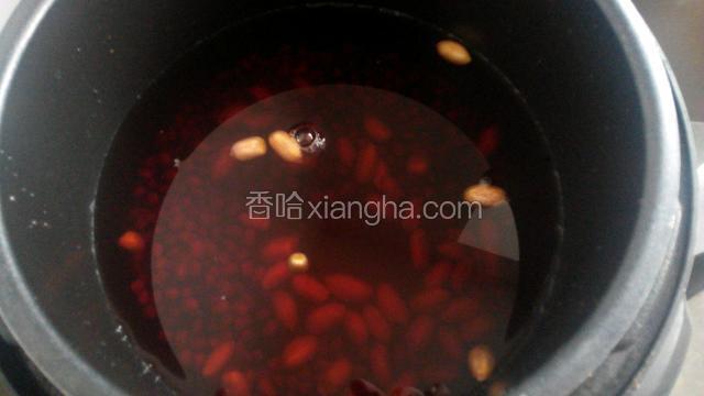 连同泡米的水一起倒入电压力锅，再加适量的水