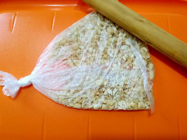 装入塑料袋用擀面杖碾碎备用(不要压成粉)。