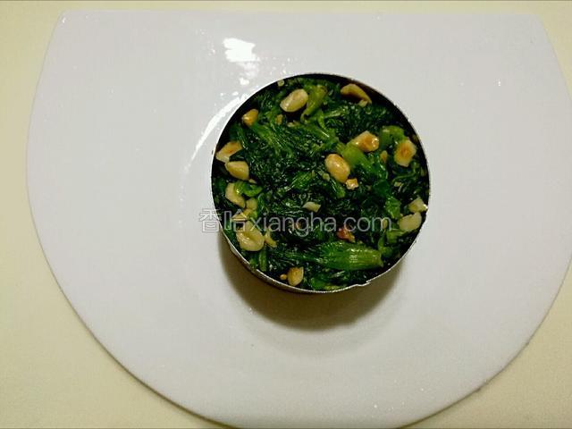 取一只圆模具，放进混合的菠菜花生，用手压平。
