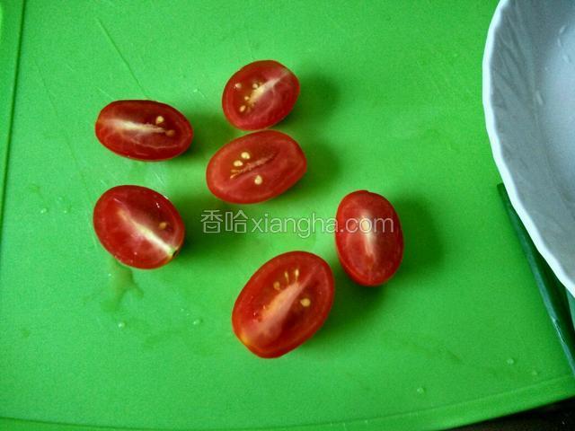 圣女果竖立对半切，当鱼的身子。(尾部当头，这样就显出鱼嘴了)