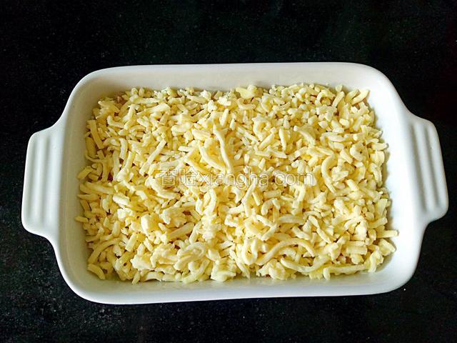 铺上马苏里拉奶酪。