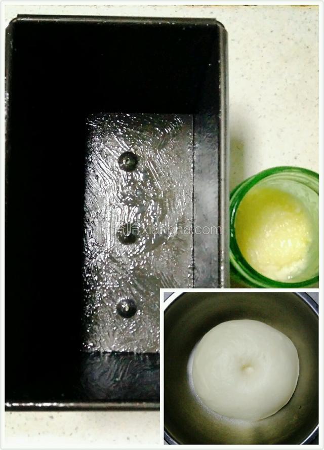土司用料后油法揉至完全阶段，盖保鲜膜温暖处发酵至两倍，土司模抹油防粘。我用的自制不粘油，效果很好