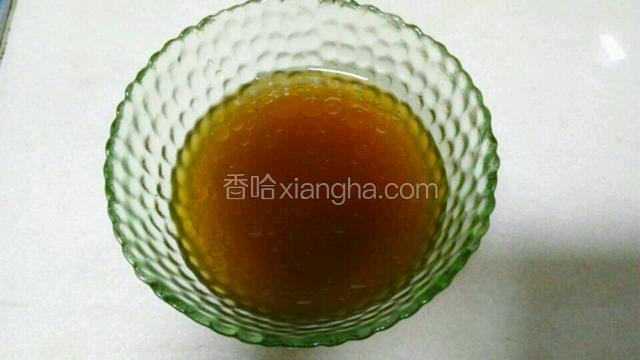 这时候取一小碗调汁，依次放入盐，糖，鸡精，胡椒粉，生抽，香油和鸡汁，再加入适量清水搅拌均匀备用。