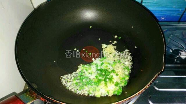 随后上锅倒油开中火烧热，爆香葱姜蒜末。记得留少许葱花最后装盘用。
