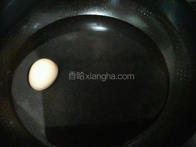 先煮熟一个鸡蛋待用～