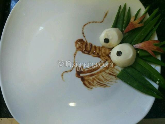 切下鸡蛋的两端做龙的眼睛，用紫菜剪出眼珠帖上，再用苹果刻出龙的犄角～