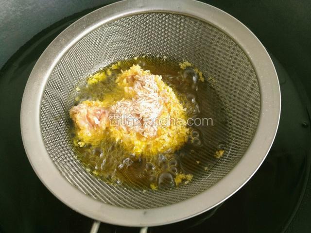 油锅加热 放适量的食用油，然后再把网勺放在油锅里，把粘好的鸡腿放在网勺里中火炸。