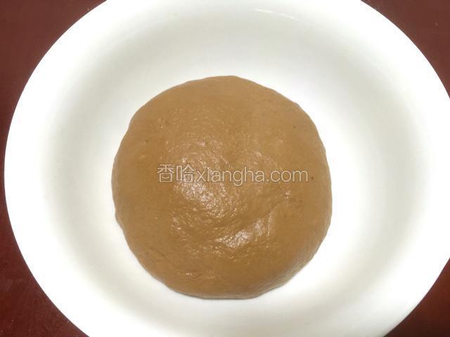 除黄油以外的材料混匀，揉至面团光滑 面筋扩展，再加入黄油揉至面团光滑柔软，有良好的弹性和延展性，能拉出有弹性薄膜的完全阶段，最后加入耐高温巧克力豆揉匀。（这里没有巧克力豆的可以不加，我第一次做加了，这次没有）
将揉好的面团滚圆，进行基础发酵。