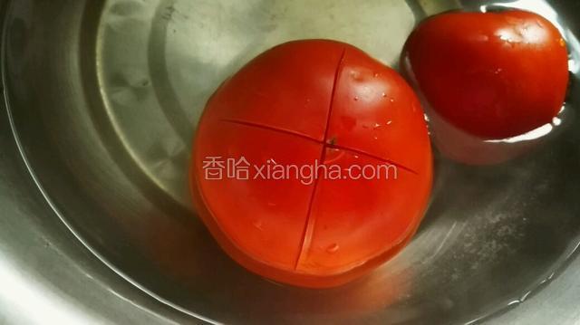 用开水烫下，我用勺子上下浇均匀受热，易剥皮。