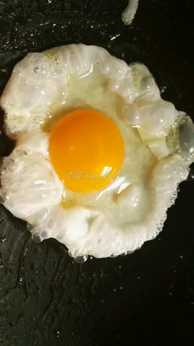 热锅冷油，倒入一点点油，
油烧热关火，蛋直接打入锅内。
关火轻轻移动锅子，防止粘锅。