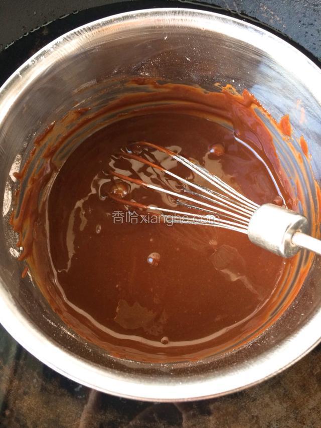 巧克力蛋黄液做好了，继续放在温水锅里，天凉防止巧克力凝结
