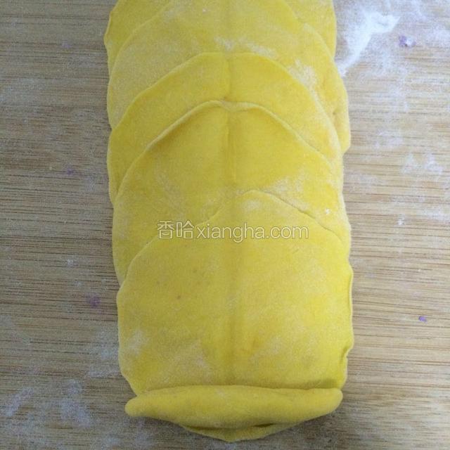 做一个小的花蕊，自下而上卷起来