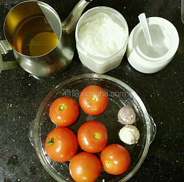 把番茄、蒜等食材备好，这种蒜比较香(也可换成别的蒜丿。