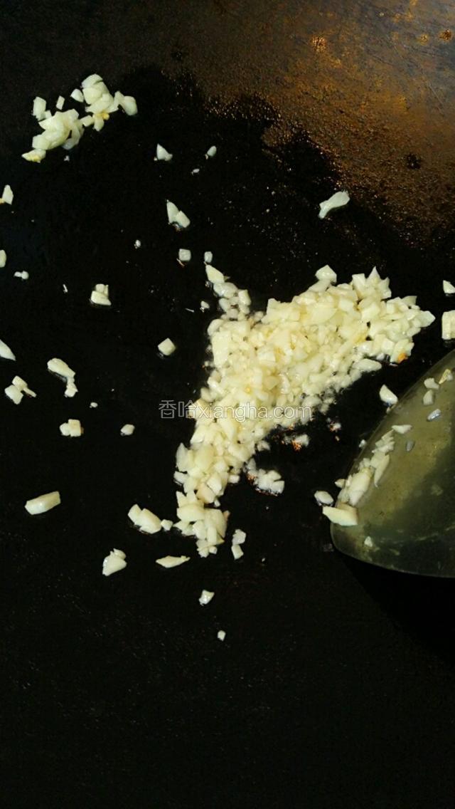 把蒜倒入锅中，炒出香味即可，不要炒焦了。