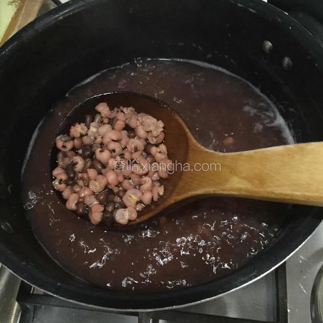大火煮开后分多次少量的加入凉水，至红豆薏米软