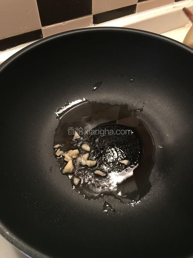 热锅下油，爆香蒜头
