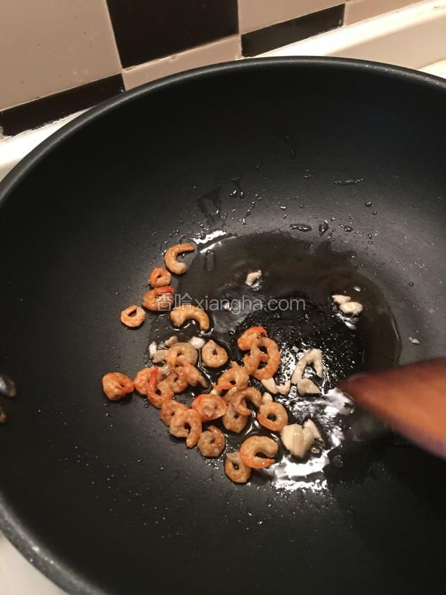 放虾米中火翻炒一分钟