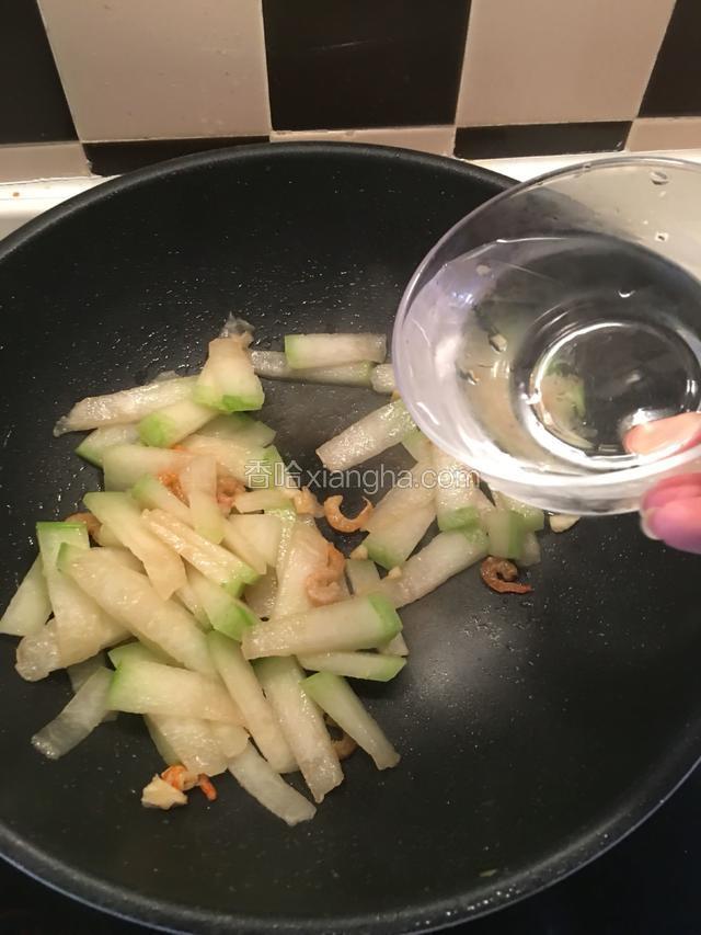 将冬瓜炒至稍微软，加水大火烧开