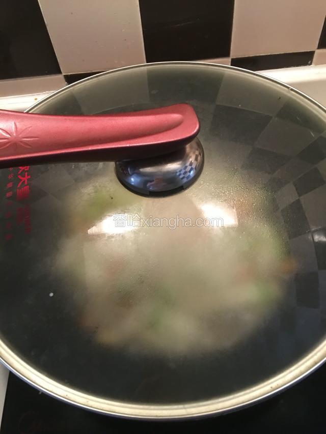 转中火盖上锅盖焖煮冬瓜