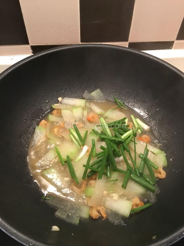 将冬瓜煮到绵软，下葱