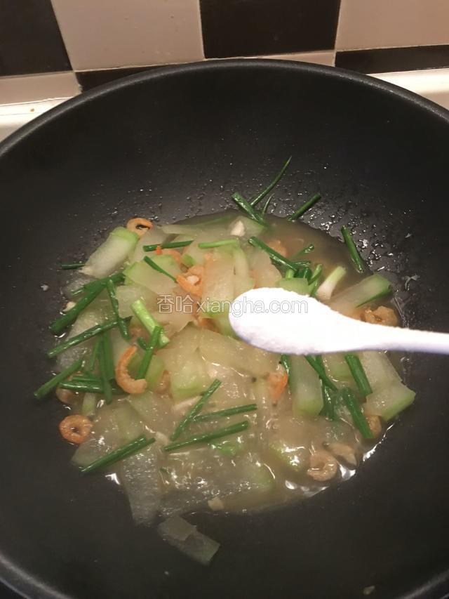 放盐调味，翻炒均匀，即可。
