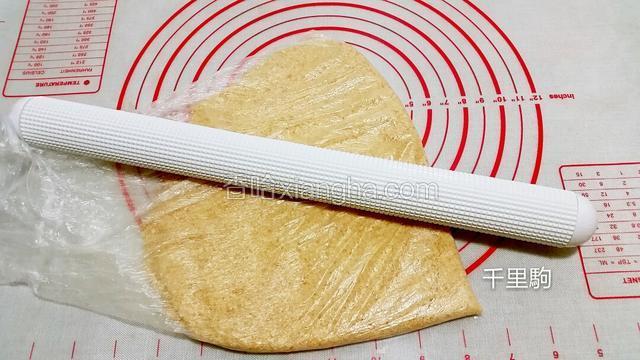 消化饼放入保鲜袋里，用擀面棍擀碎
