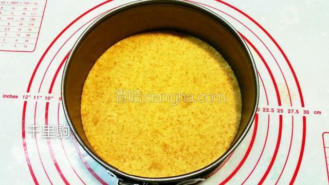 平铺在直径18cm的模具底压平压实，放冰箱冷藏备用