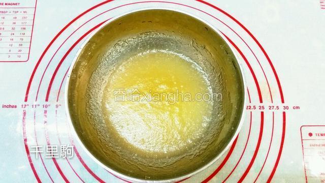 吉利丁粉加入凉開水拌勻，放置10分钟让其吸水膨胀