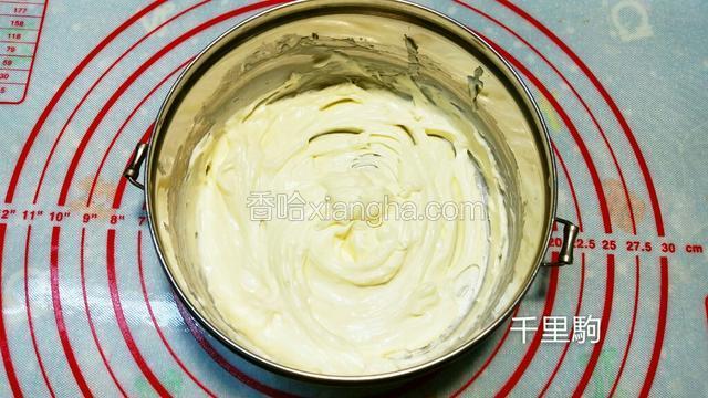 奶油奶酪隔水加热，边加热边搅拌成顺滑无颗粒的奶酪糊