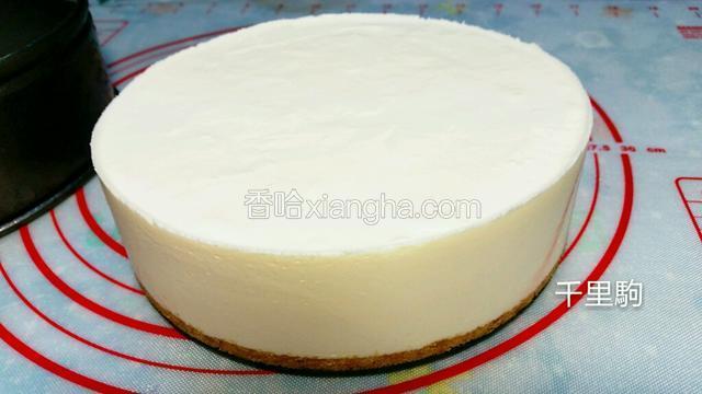 拿出用电吹风围着模具吹一圈就可以轻松脱模了，脱模后的慕斯蛋糕完美无瑕疵