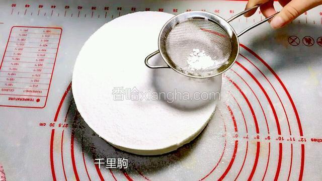 在表面筛上一层防潮糖霜