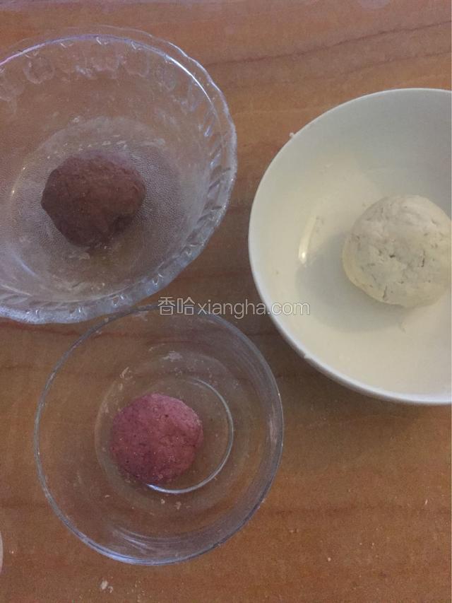 揉成三个面团，发酵一个小时左右，至一倍到2倍大