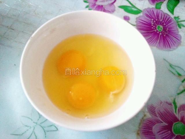 鸡蛋打到碗里。