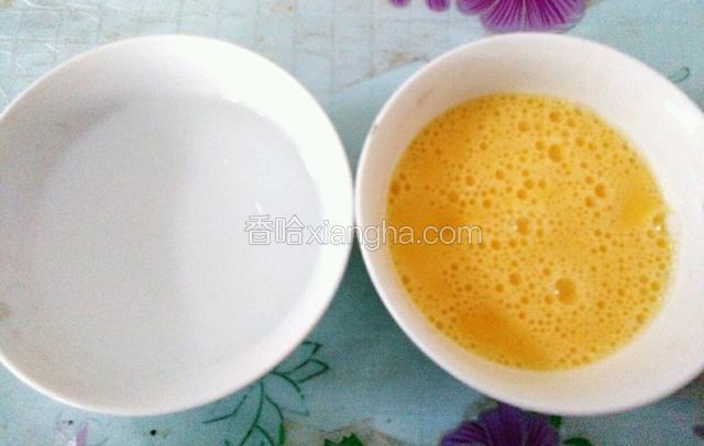 用筷子把鸡蛋打散，准备一碗和鸡蛋一样多的温水。