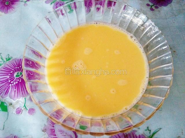 将蛋液过筛(因为两只手不够用我没有拍过筛的步骤)，放在烧开水的蒸锅里蒸7分钟。