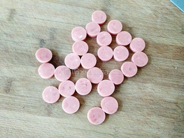 这个时候把火腿肠切成2毫米的片。