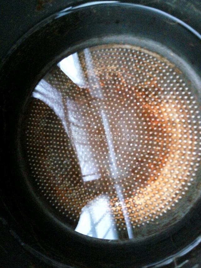 锅里放入清水