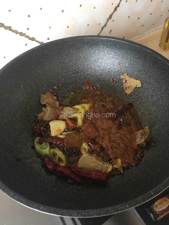 放入火锅底料料，郫县豆瓣酱，辣酱煸炒。