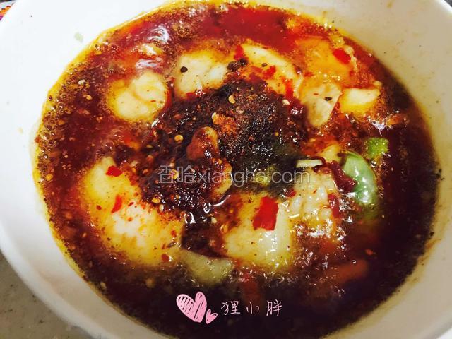另起锅，倒入食用油，烧热后淋在鱼片儿上，可以看到沸腾的油