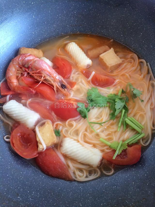 加盐和香菜，这时候汤已经很
饱满了，浓浓的海鲜味都在汤里了