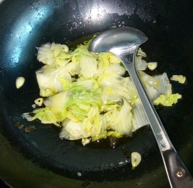 将白菜放入锅中，快速翻炒。