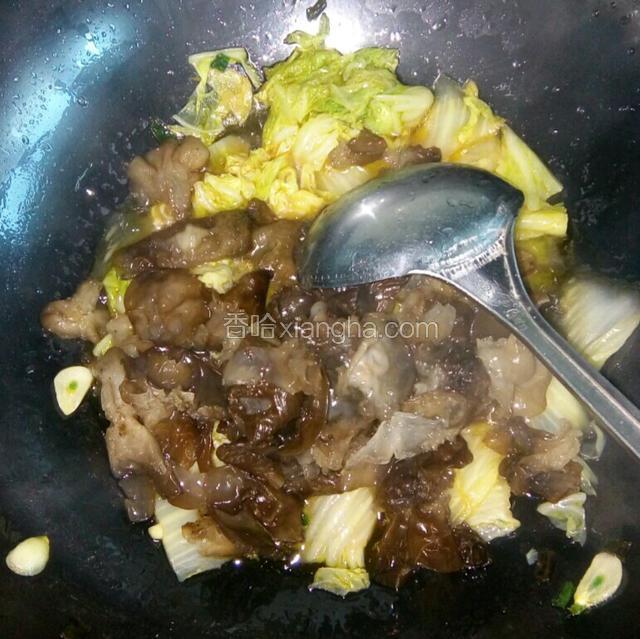 再放入黑木耳，盐，生抽翻炒2分钟。