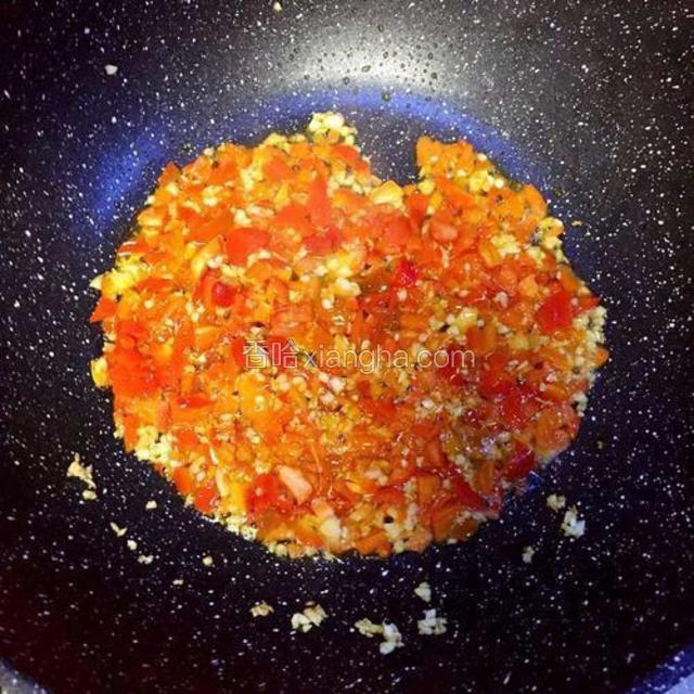 爆香蒜沫，再放入剁椒炒香，加入调好的料汁出香味关火