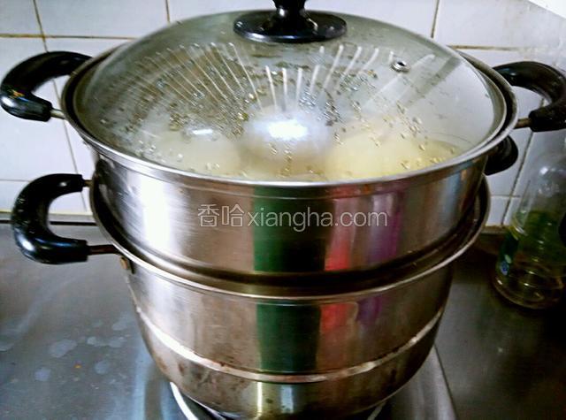 放入蒸锅，上气后十五分钟即可，虚蒸二三分钟