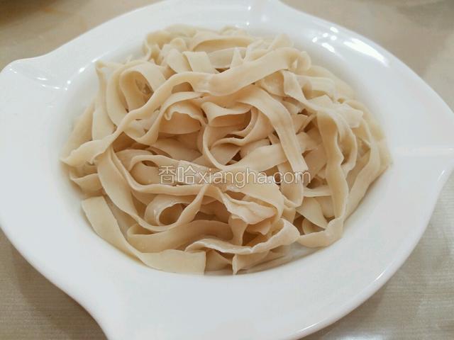 将湿面条准备好。