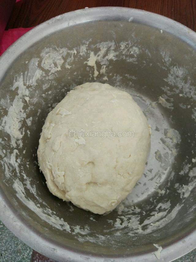 放适量的温水，不要超过40度哦，也可以放冷水！然后把面粉均匀的揉搓成面团！
