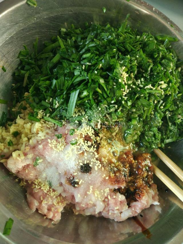 猪肉，韭菜，大蒜，姜放一起，放适量的油，鸡精，生抽，鸡蛋，盐，搅拌均匀，腌制半个小时以上！